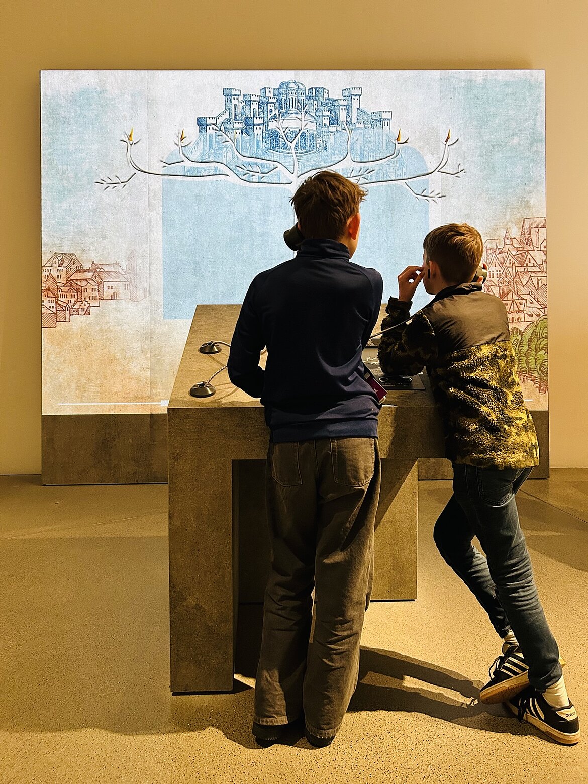 Schüler in der Ausstellung