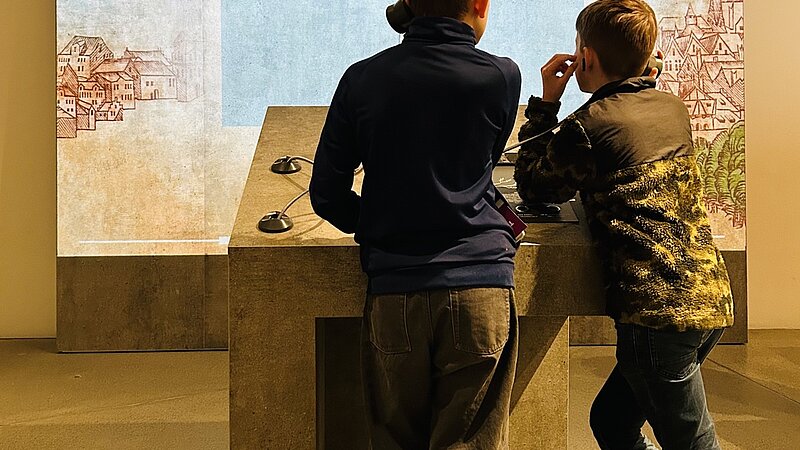 Schüler in der Ausstellung